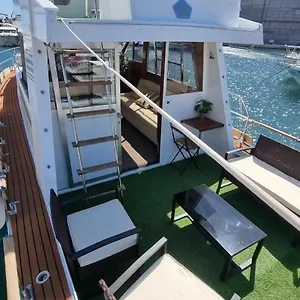 charming-boat-house-in-barcelona-with-big-terrace-and-solarium.topbarcelonahotels.com/